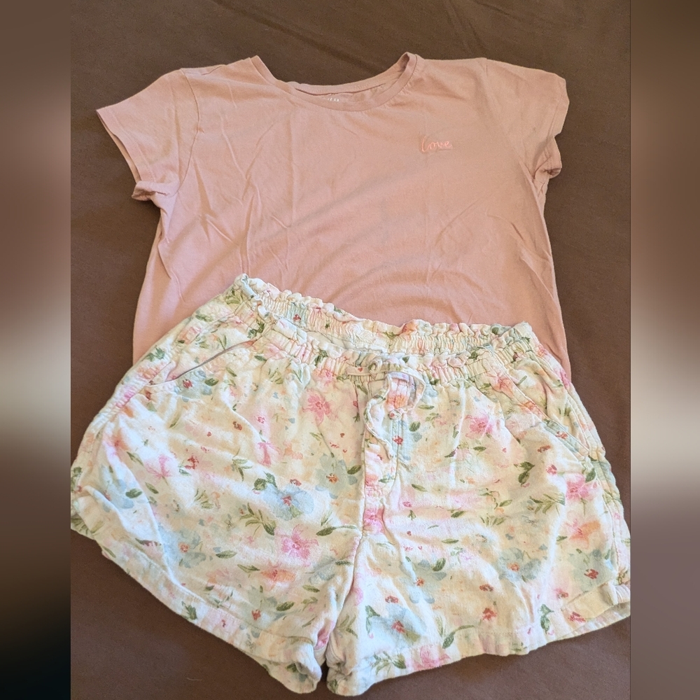 Girl's T-shirt and short outfit. H&M T-shirt Abercrombie kids short.